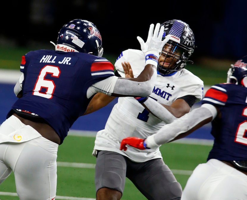 Denton Ryan defender Anthony Hill Jr. (6) pressures Mansfield Summit QB David Hopkins (7)...