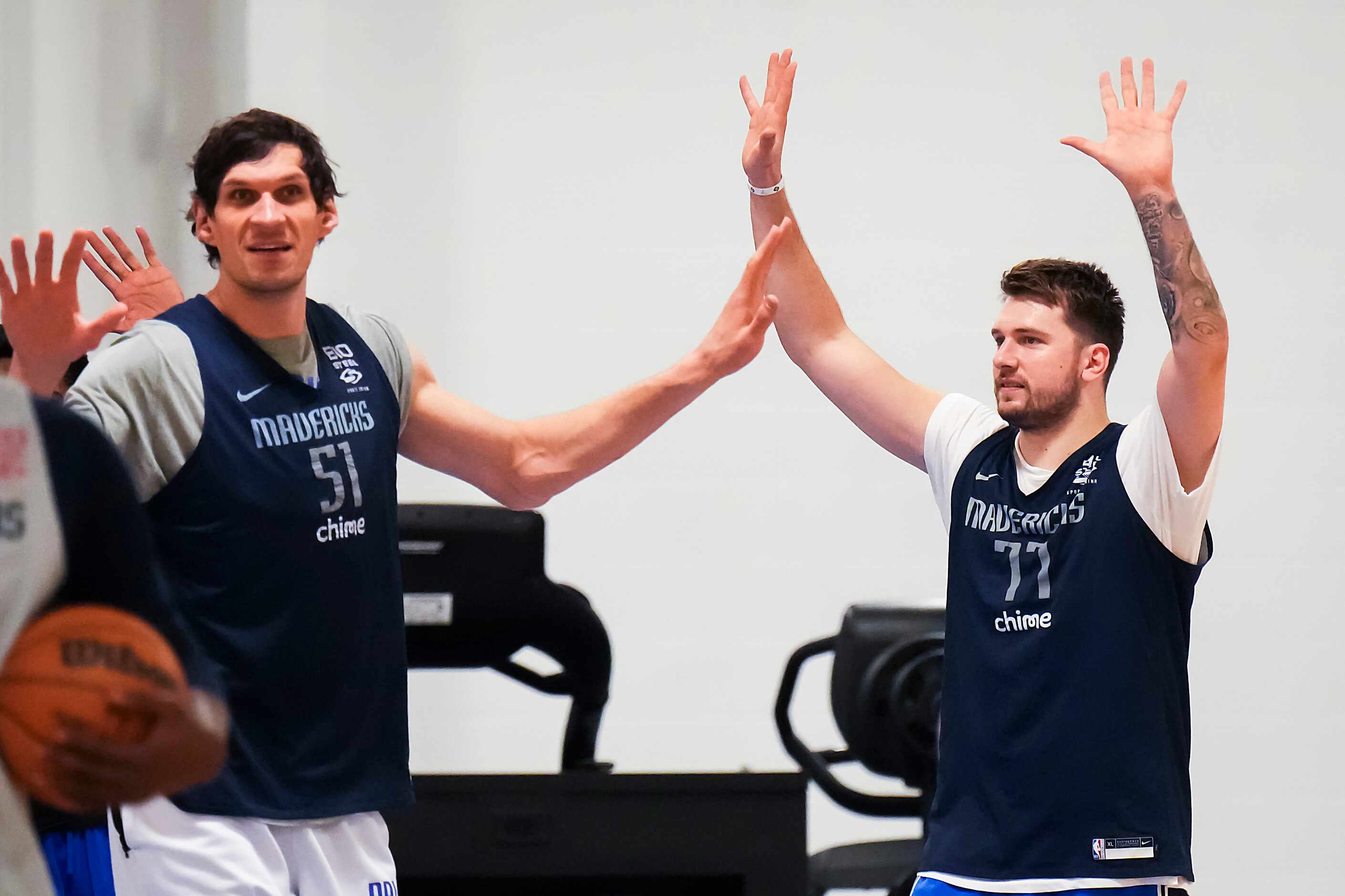 Dallas Mavericks guard Luka Doncic (77) motions to teammates with center Boban Marjanovic...