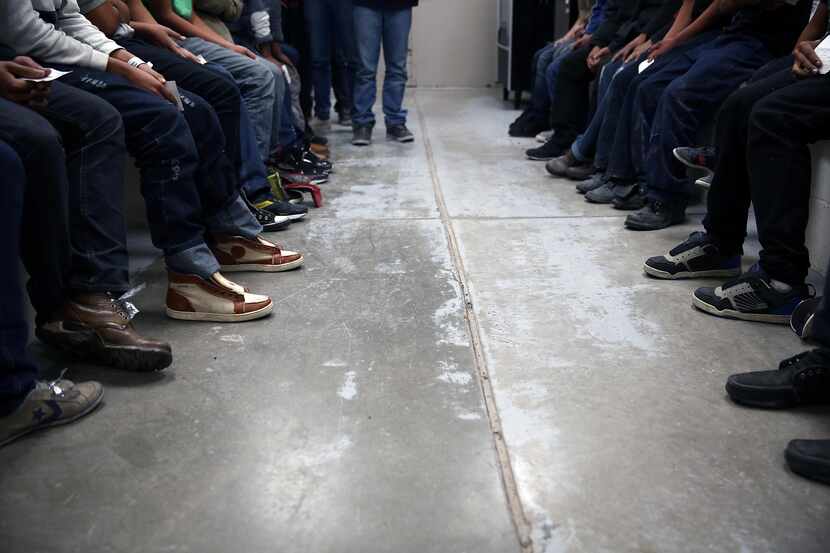Un grupo de indocumentados capturados en McAllen esperan por su deportación. Pese a la...