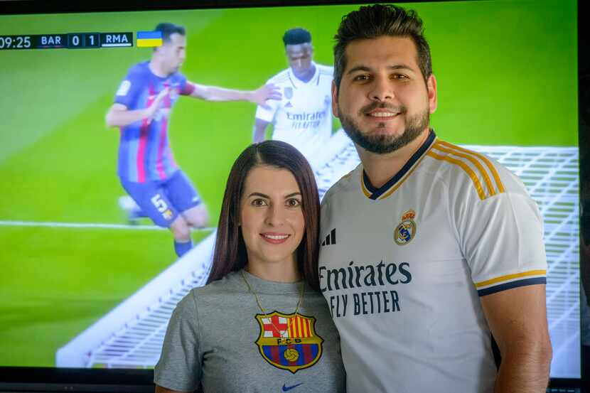 La aficionada del Futbol Club Barcelona Lesly Echeverry con su novio y aficionado al Real...