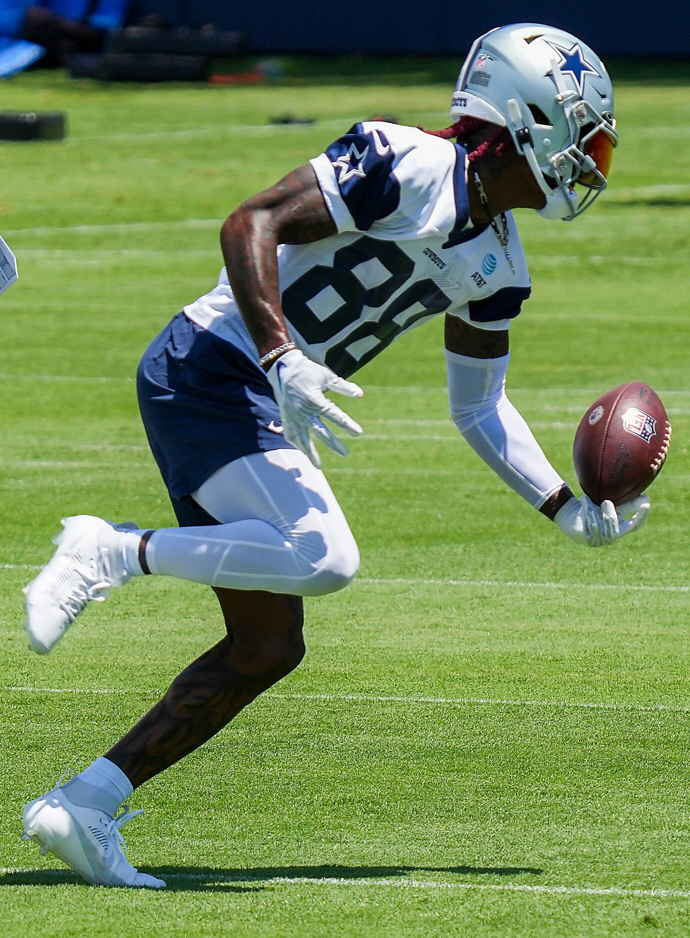 Dallas Cowboys wide receiver CeeDee Lamb (88) makes a one-handed catch during the first...