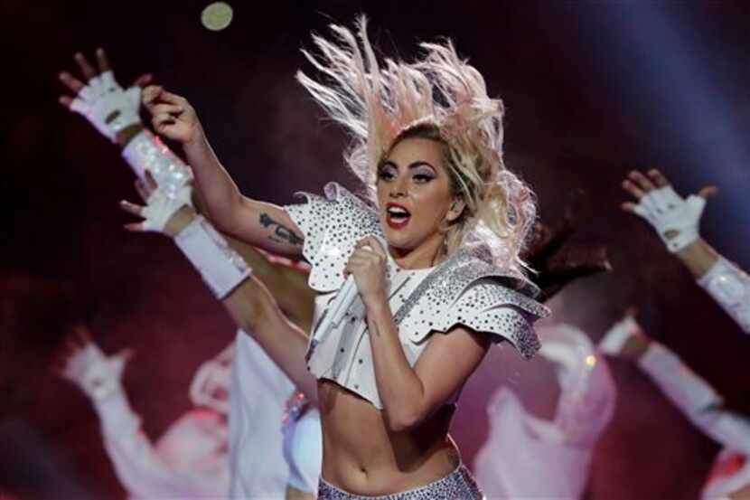 Lady Gaga durante su presentación en el espectáculo de medio tiempo del Super Bowl 51 de la...