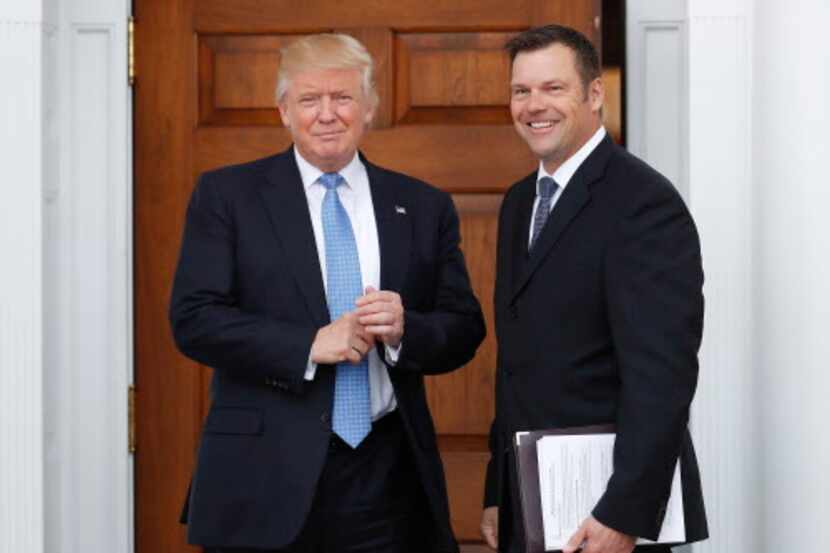 El Secretario de estado de Kansas, Kris Kobach, se reúne con el presidente Donald Trump....