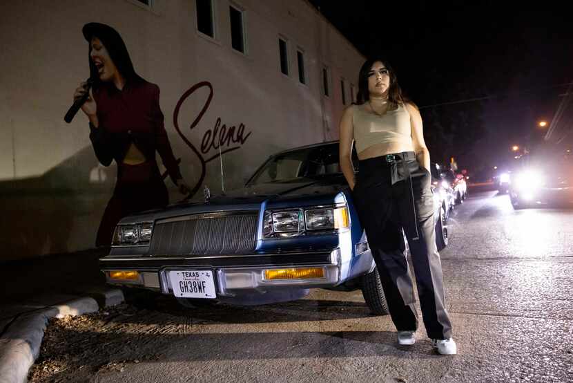 Mariah Mata de los Dallas Lowriders tiene un Buick Regal de 1985. Atrás el icónico mural de...
