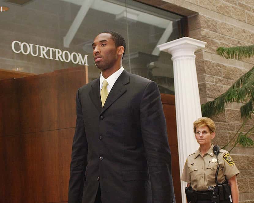 Kobe Bryant deja la corte de Eagle County en abril de 2004 en Eagle, Colorado.
