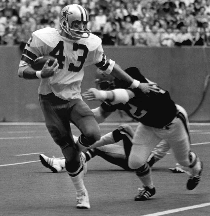 Cowboys defender Cliff Harris (43) scrambles from a Cincinnatti Bengals player after some...