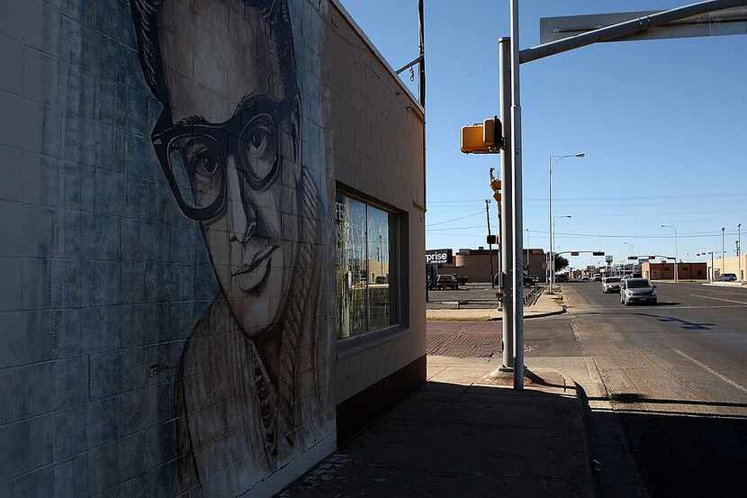 Un mural con el rostro del músico Buddy Holly en el centro de Lubbock, Texas, donde un joven...