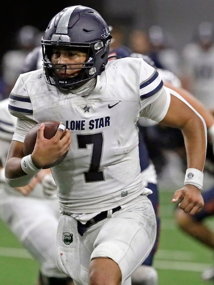 Lone Star High School quarterback Karece Hoyt (7) runs for his second touchdown during the...