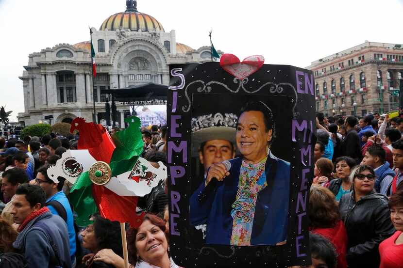 Fans esperan su ingreso al Palacio de Bellas Artes de la CIudad de México. AP
