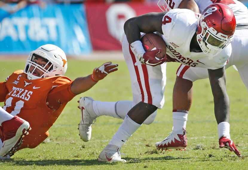 Oklahoma Sooners running back Trey Sermon (4) breaks free for extra yardage on a...