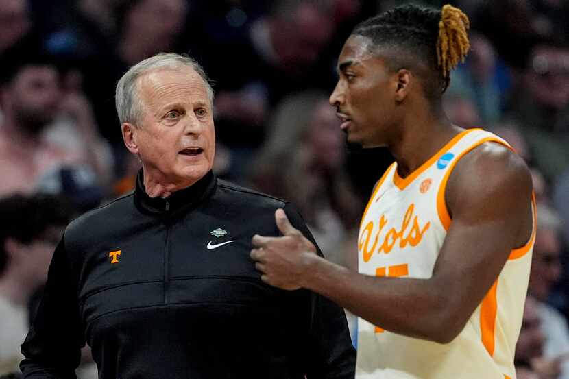 Tennessee head coach Rick Barnes speaks with Tennessee guard Jahmai Mashack (15) during the...