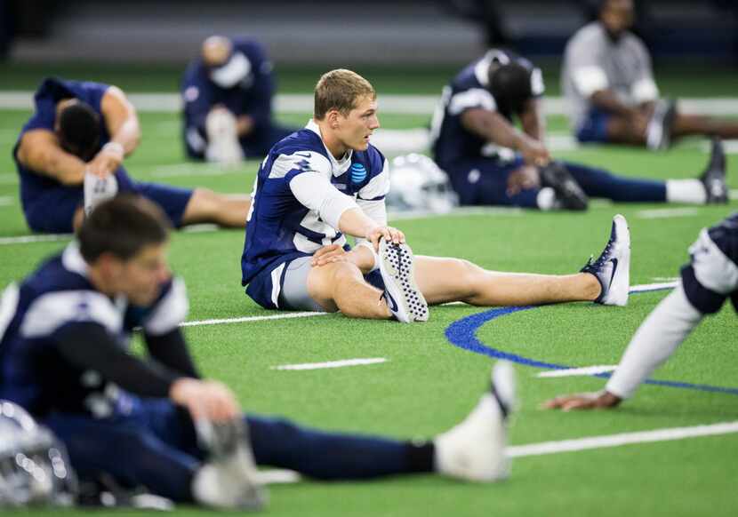 Dallas Cowboys outside linebacker Leighton Vander Esch (55) stretches during a Dallas...