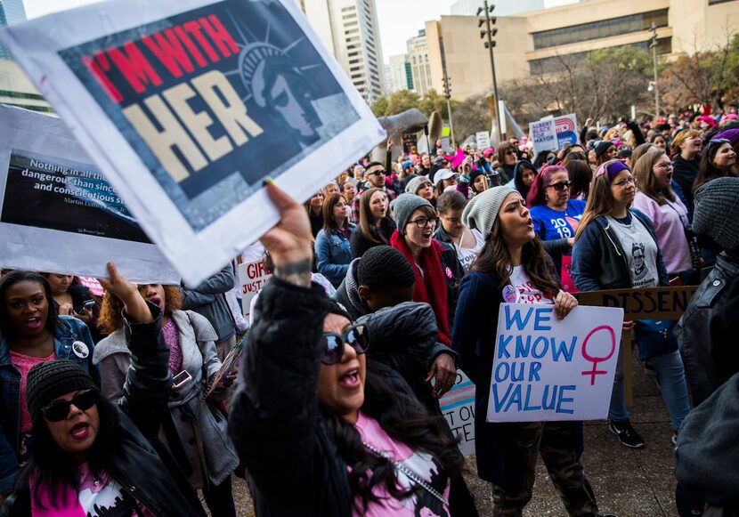 Participantes en la Marcha de las Mujeres se congregaron el domingo en la tarde en el...