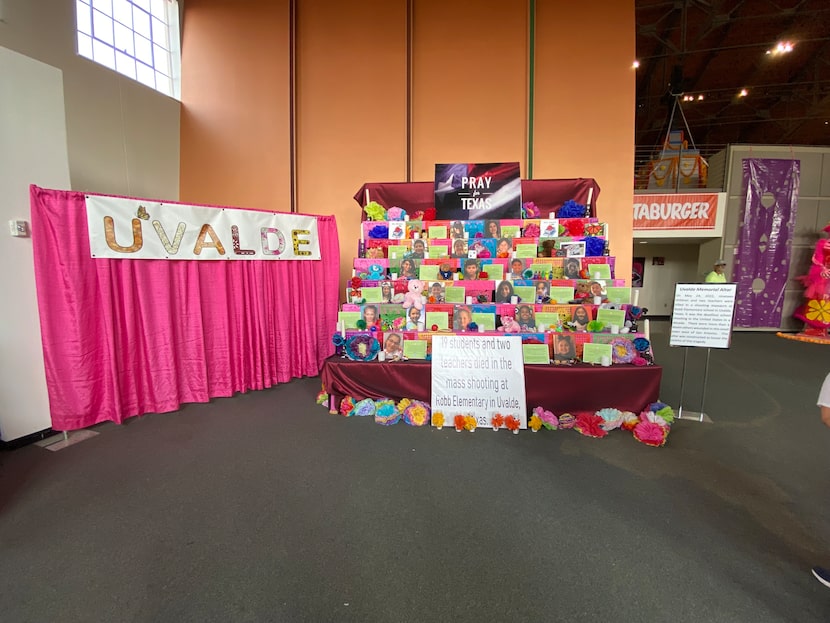 El altar dedicado a las víctimas de Uvalde es el más grande dentro de Mundo Latino, en la...