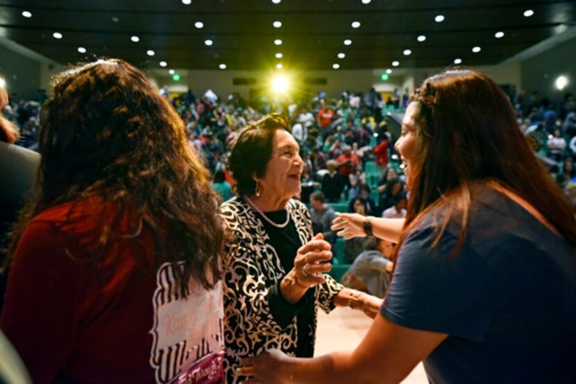 La activista Dolores Huerta saludo a un grupo de estudiantes de UNT luego de la presentación...