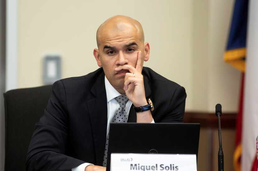 Miguel Solís dejará su curul en la junta del DISD. Dos candidatos buscan reemplazarlo en...