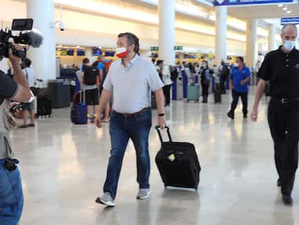 Ted Cruz en el aeropuerto de Cancún volando de regreso a Houston, el 18 de febrero de 2021.