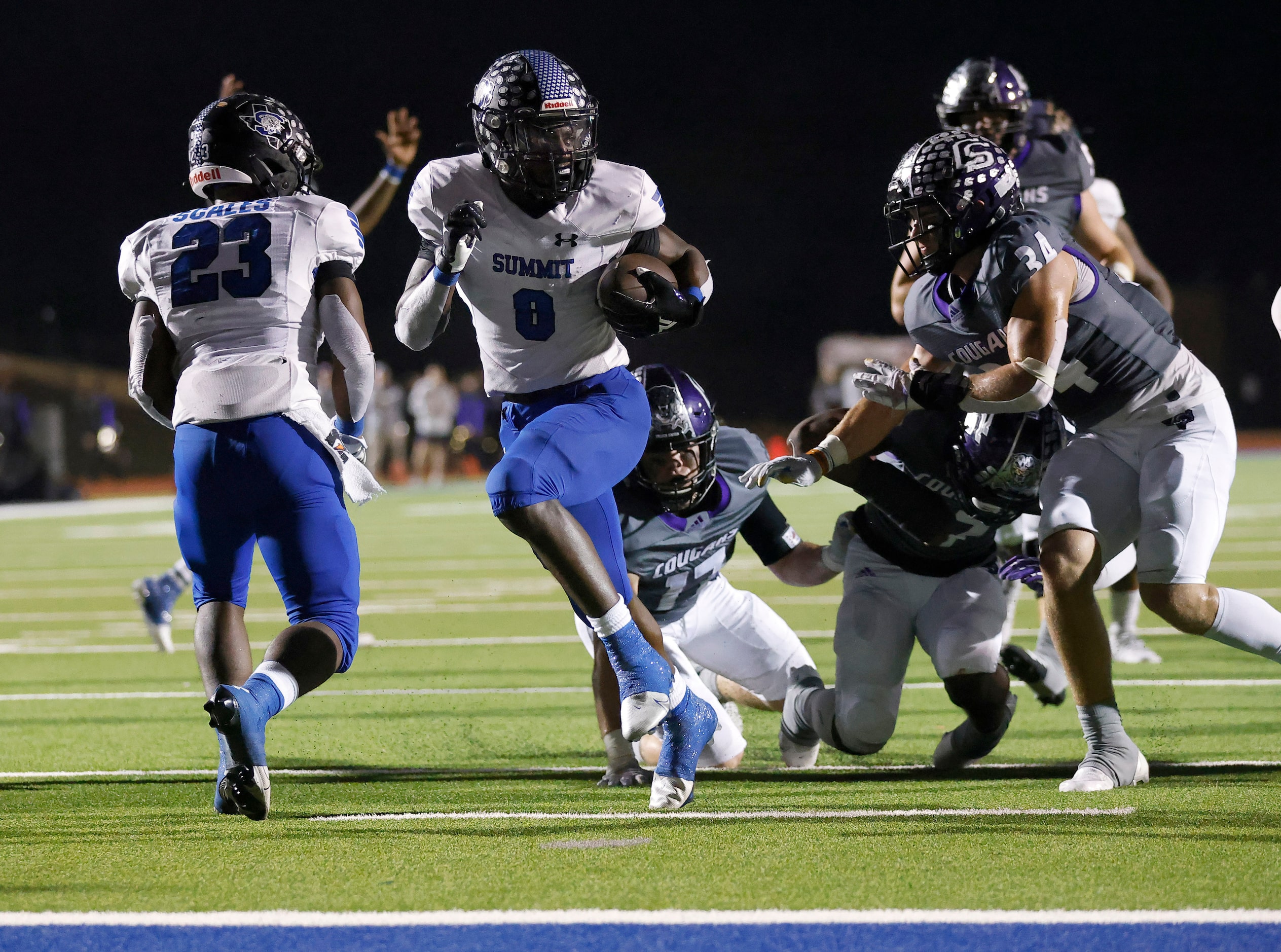 Mansfield Summit running back Keon Hobbs (8) carries the ball for a first half touchdown...