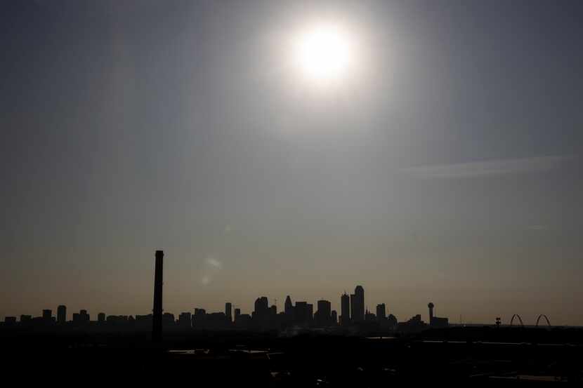 Una ola de calor continuará durante los próximos días en Dallas.