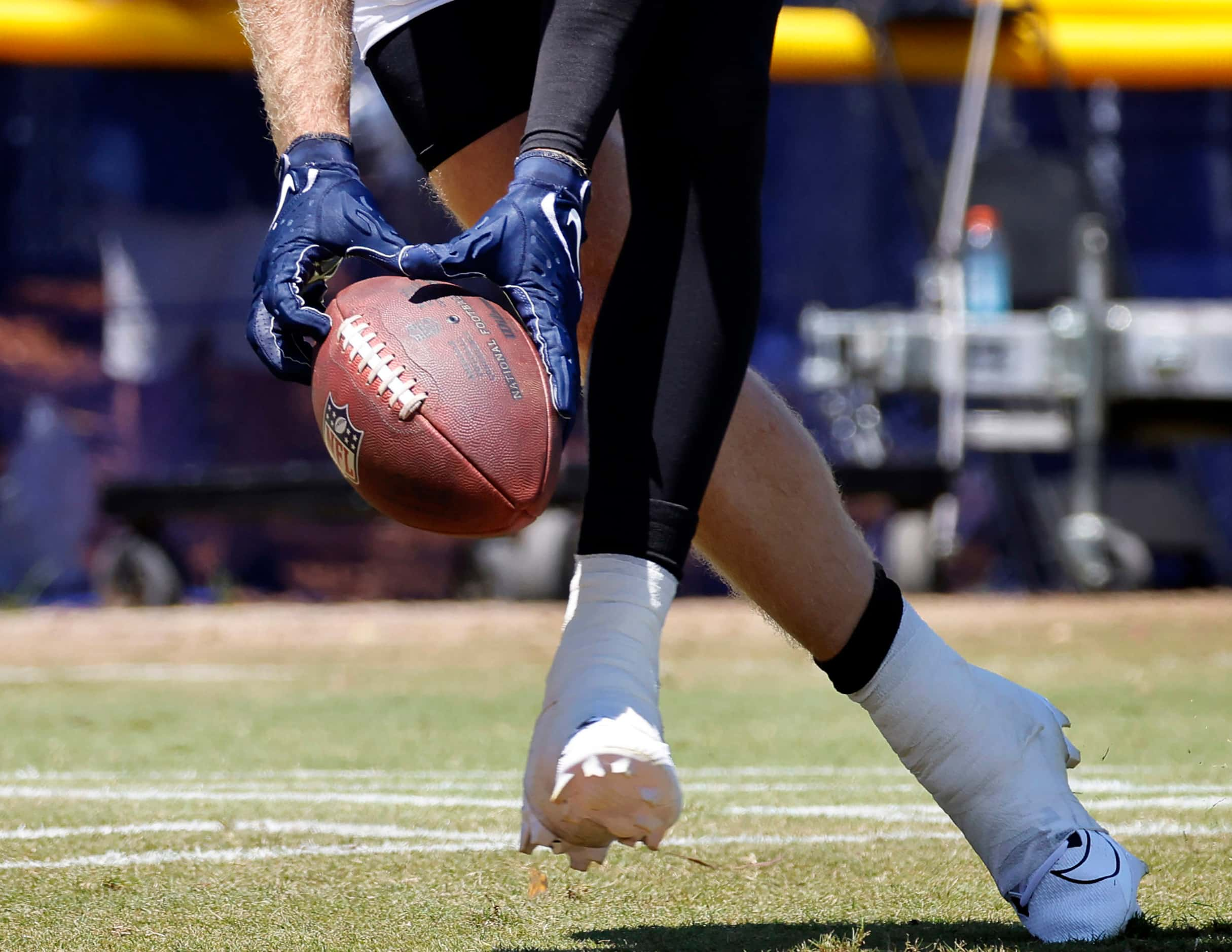 Dallas Cowboys wide receiver David Durden (85) grips the football for a completion on a low...