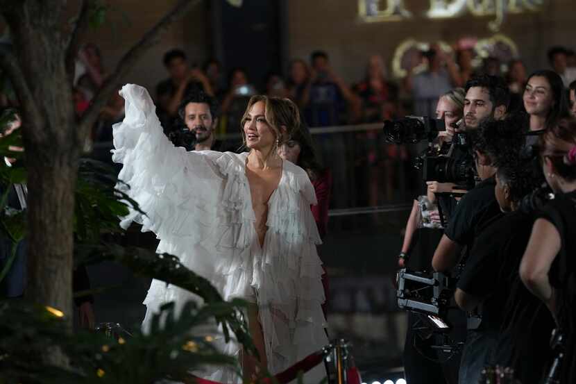 La actriz y cantante Jennifer Lopez ante los fotógrafos en la alfombra roja del estreno de...