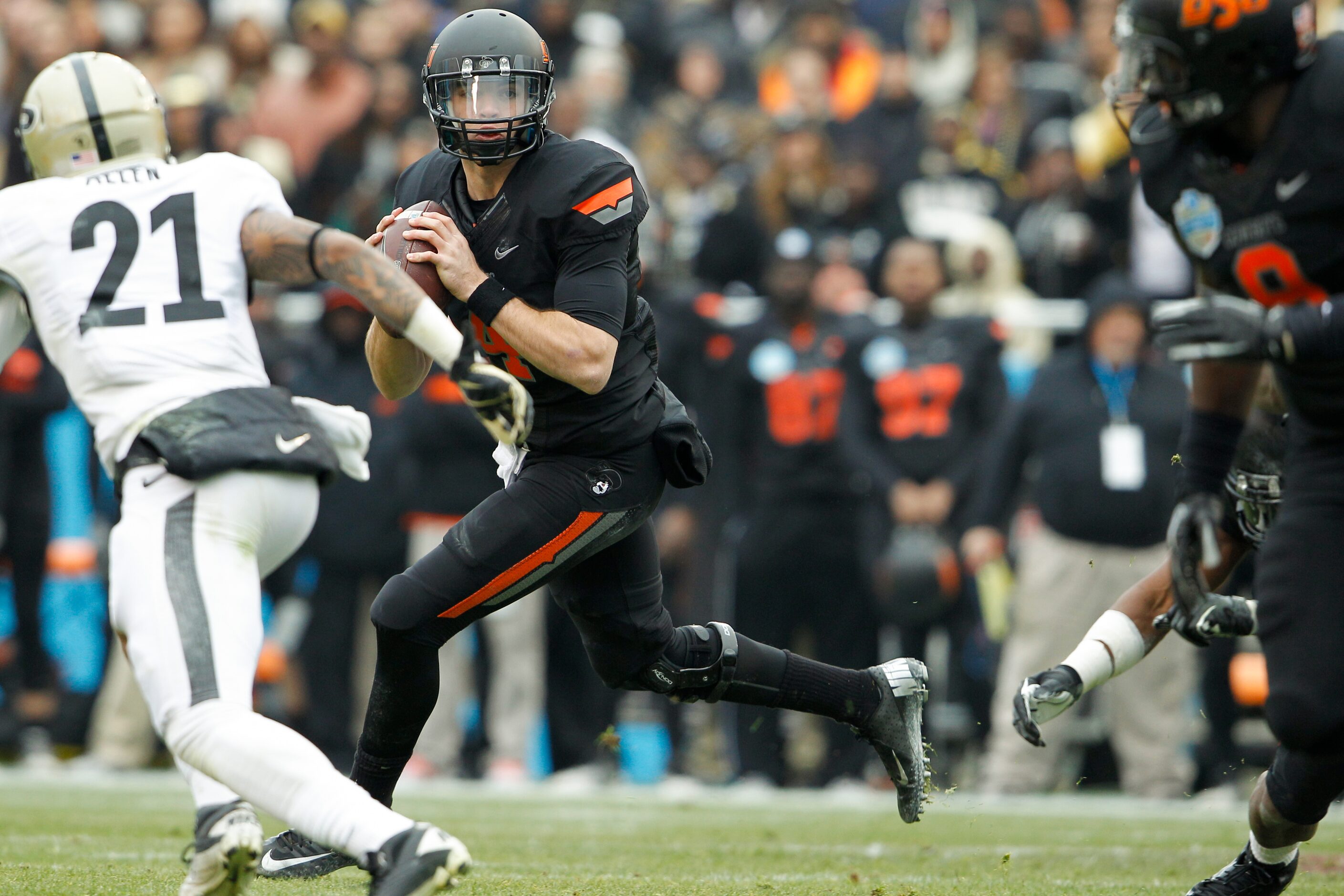 Oklahoma State's Clint Chelf (10) looks for an open receiver during the inaugural Heart of...