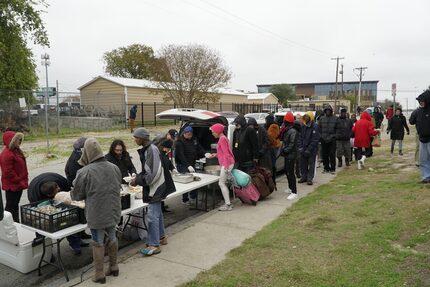 La comida apenas alcanza para todos los indigentes que son atendidos por voluntarios de New...