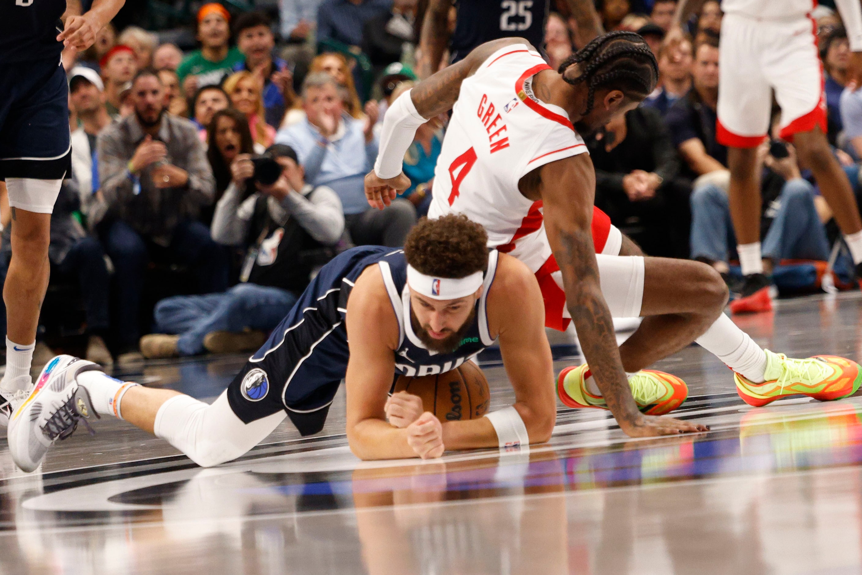 Dallas Mavericks guard Klay Thompson (31), left, keeps the ball away from Houston Rockets...