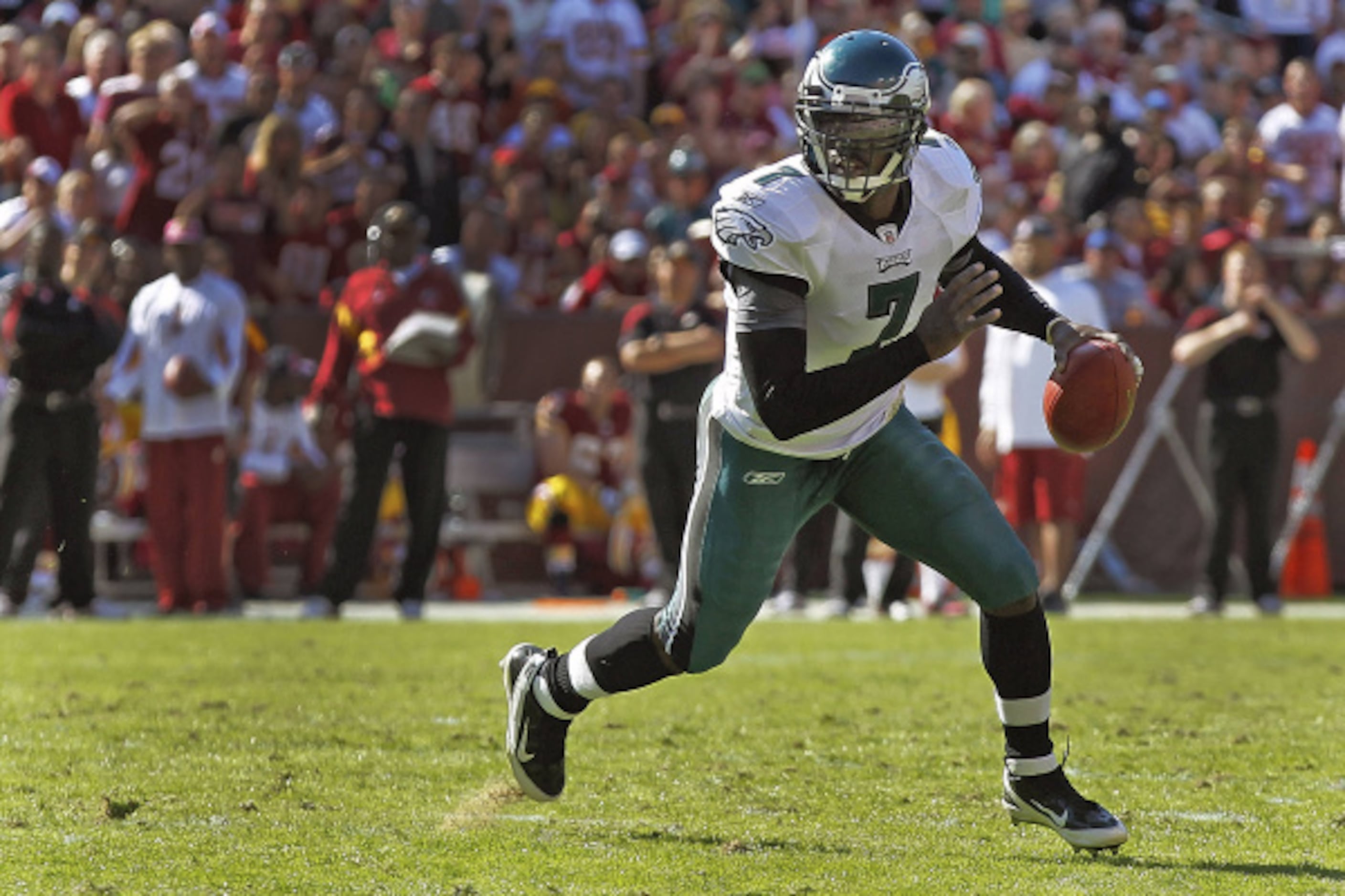 Michael Vick raced LeSean McCoy and won 