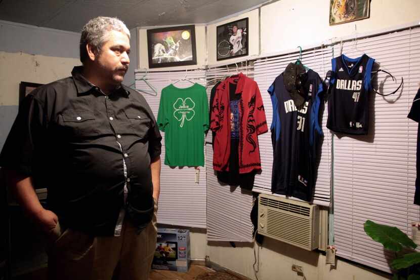 Gustavo Granillo contempla el cuarto de su hijo Roendy, quien murió de hipertermia, o golpe...