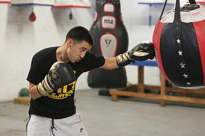 Ángel Alejandro, de Grand Prairie, tendrá su debut profesional en el boxeo este jueves en...