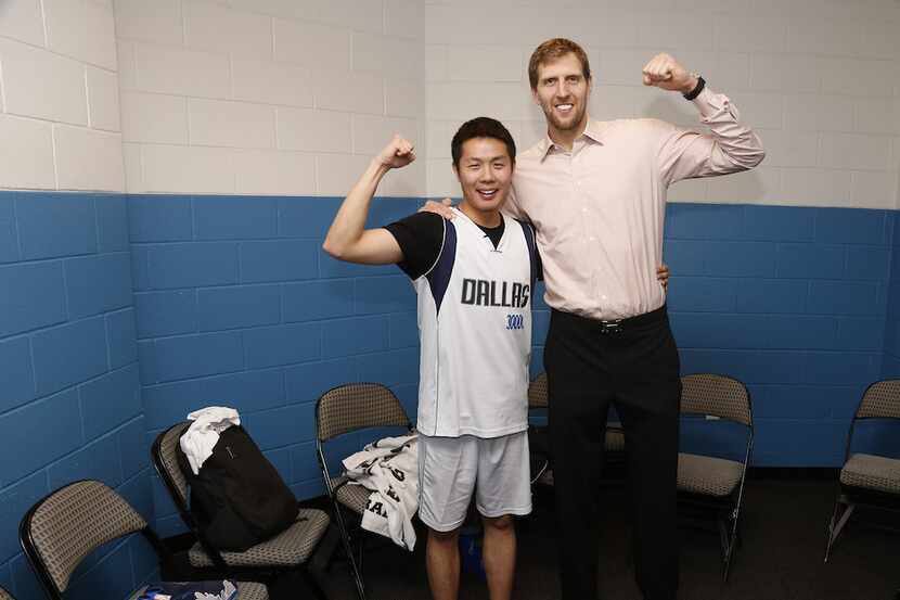 Shen Xu junto a Dirk Nowitzki.
Foto: Danny Bollinger/Cortesía Mavs
