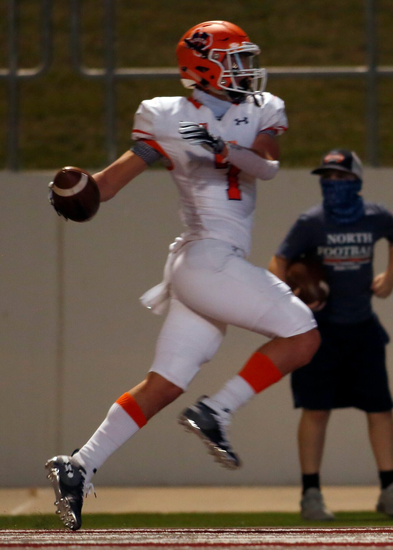 McKinney North receiver Luke Paley (7) scores a receiving touchdown during second quarter...