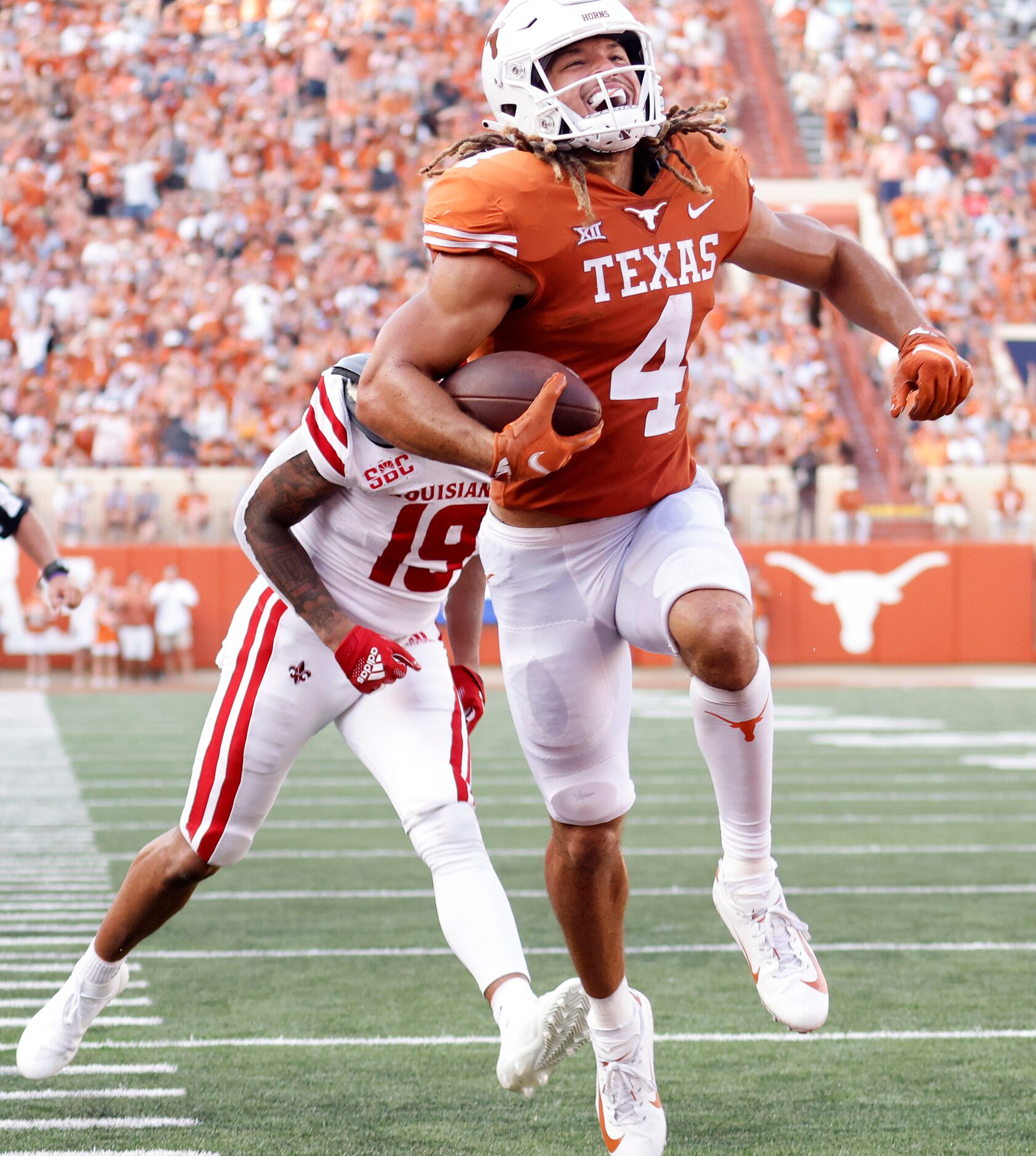 Texas Longhorns wide receiver Jordan Whittington (4) celebrates his fourth quarter touchdown...