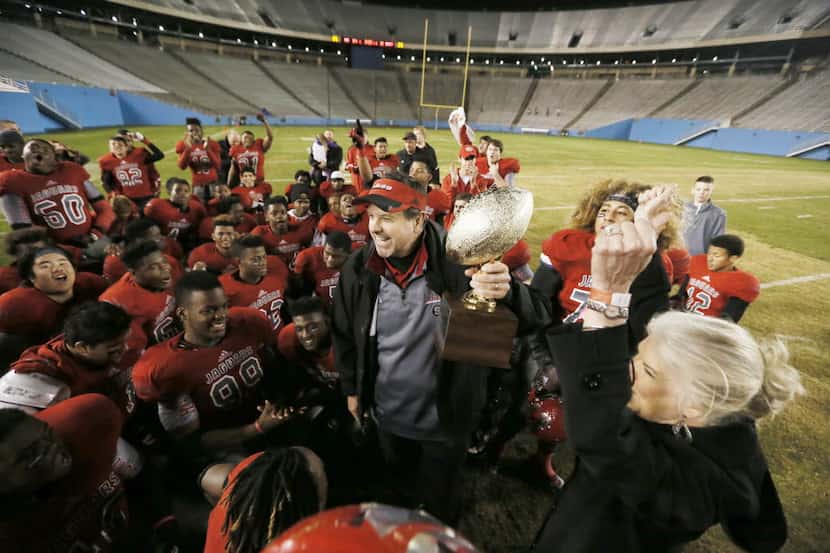 Mesquite Horn coach Mike Overton and his players celebrate a playoff win in 2014.(Brandon...