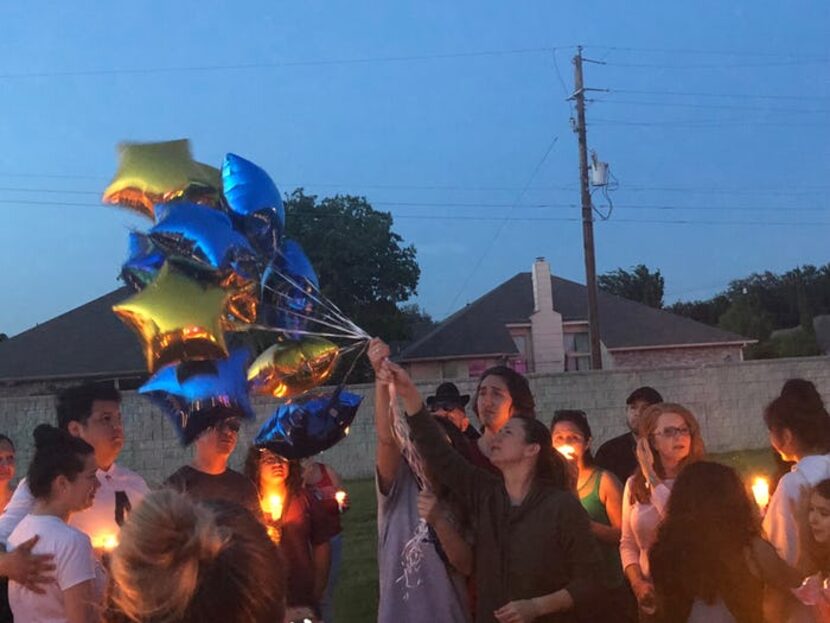 Stephanie González, madrastra de James, lanza unos globos en Kenwood Heights Park durante...