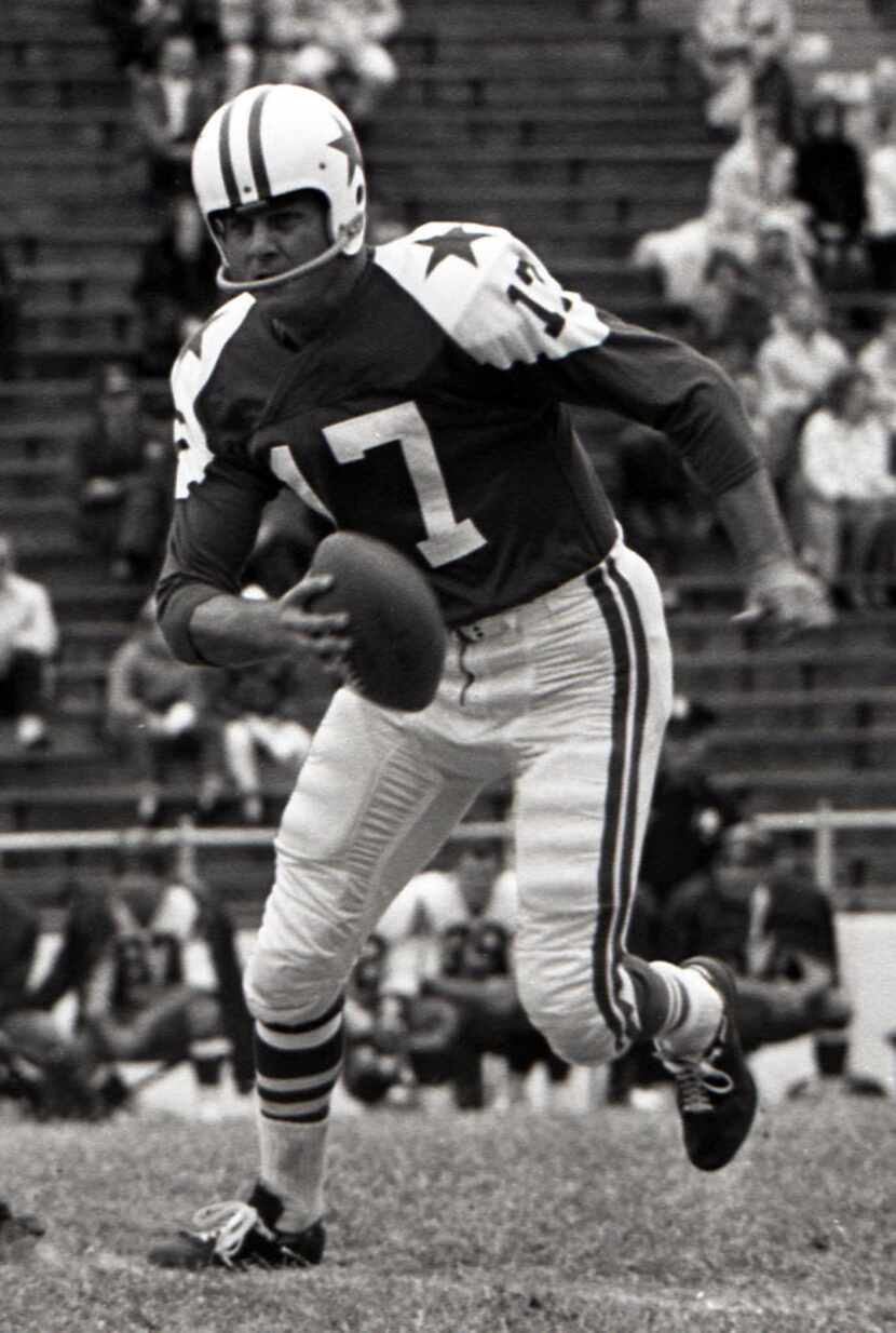 Dallas Cowboys quarterback Don Meredith scrambles against the Washington Redskins November...