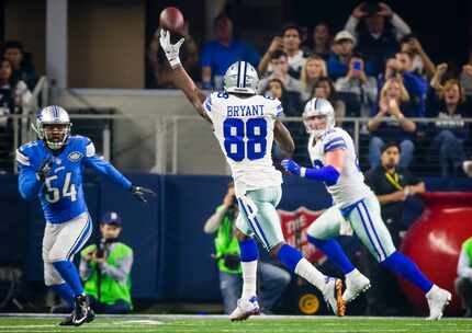 Dallas Cowboys wide receiver Dez Bryant (88) throws a 10-yard touchdown pass to tight end...