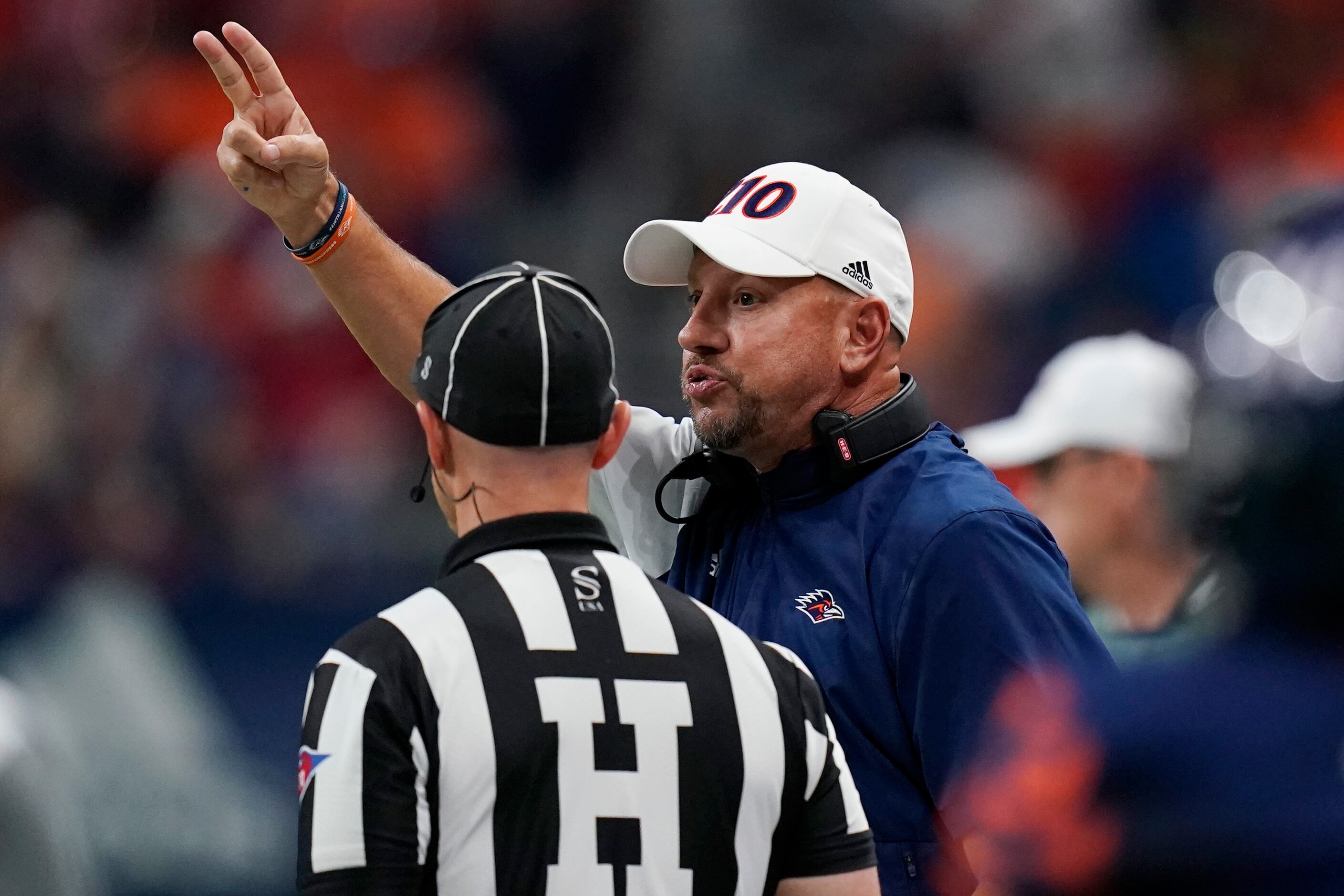 Charlie Strong's chances to stay in Texas don't look good; SMU's big win  against Houston could be a sign of things to come