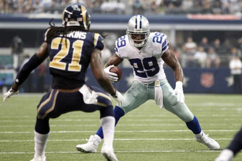 Dallas Cowboys running back DeMarco Murray (29) attempts to break away from St. Louis Rams...