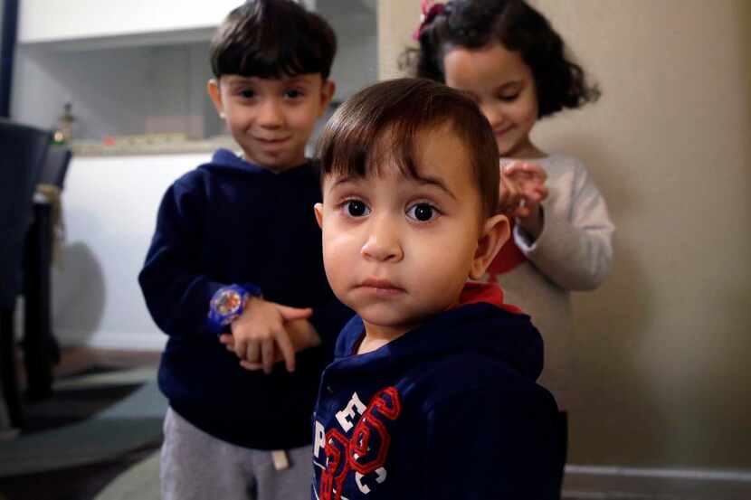 Mohammad al Jaddou, un refugiado sirio, junto a sus hermanos en un apartamento de Dallas....