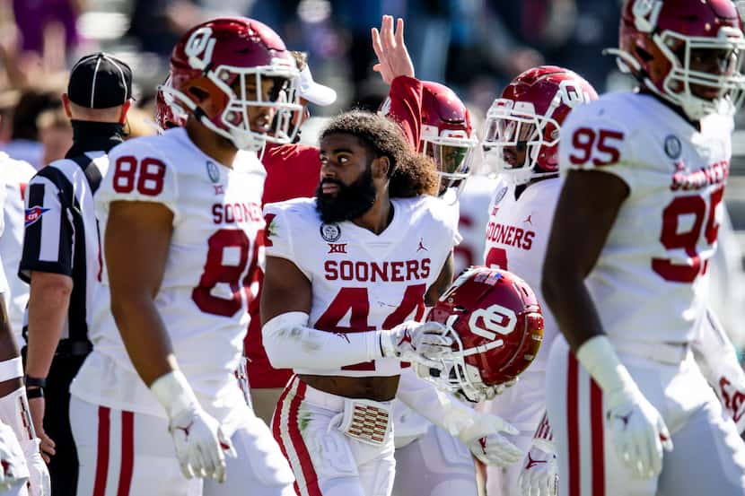 Oklahoma defensive back Brendan Radley-Hiles (44) and his teammates take the field during an...