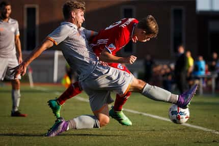 FC Dallas midfielder Paxton Pomykal (19) battles for the ball against Tulsa Roughnecks FC...