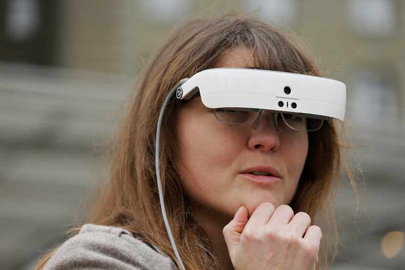 Una persona porta los anteojos eSight que permiten a personas invidentes poder ver. AP

