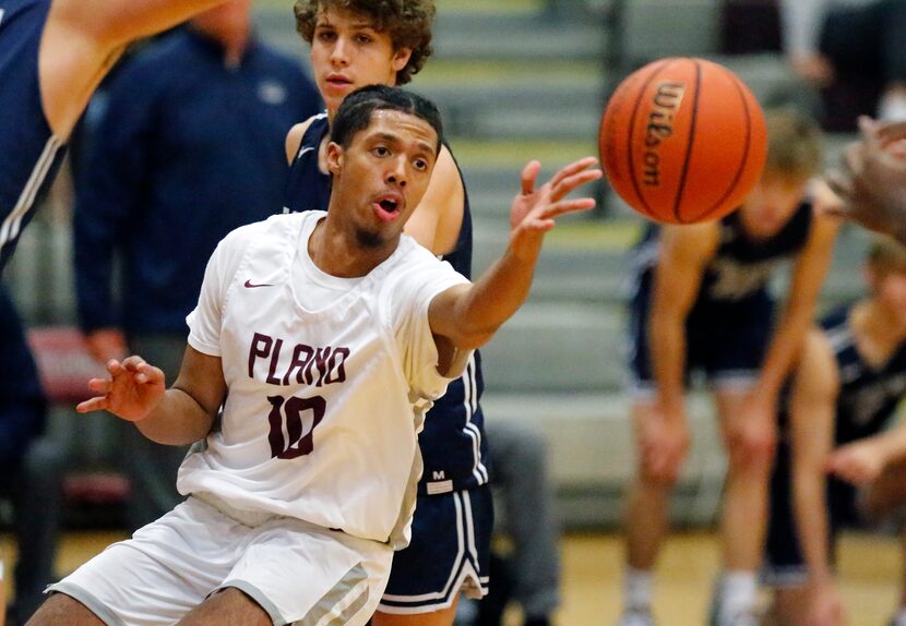 Plano Senior High School guard Xavier Williams (10) makes a pass during the first half as...