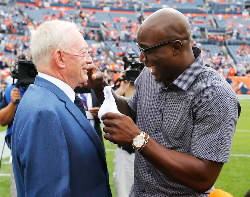 Dallas Cowboys owner and general manager Jerry Jones shares a laugh with former Dallas...