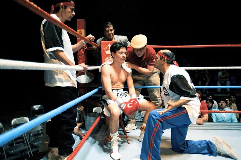 Armando Hernández Villegas (centro) interpreta al ex boxeador Julio César Chávez en la serie...
