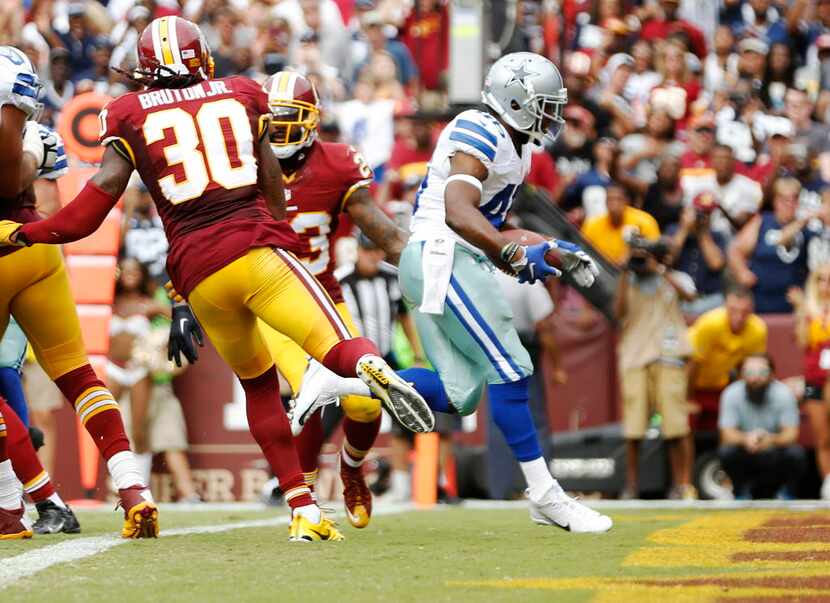 Dallas Cowboys running back Alfred Morris (46) rushes up the middle for a touchdown in a...