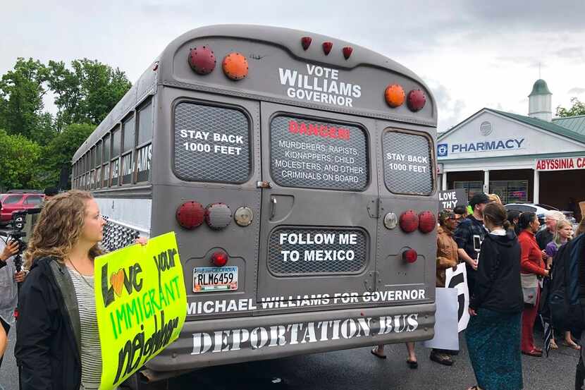 “Autobús de la Deportación” que un candidato a la nominación republicana para gobernador de...
