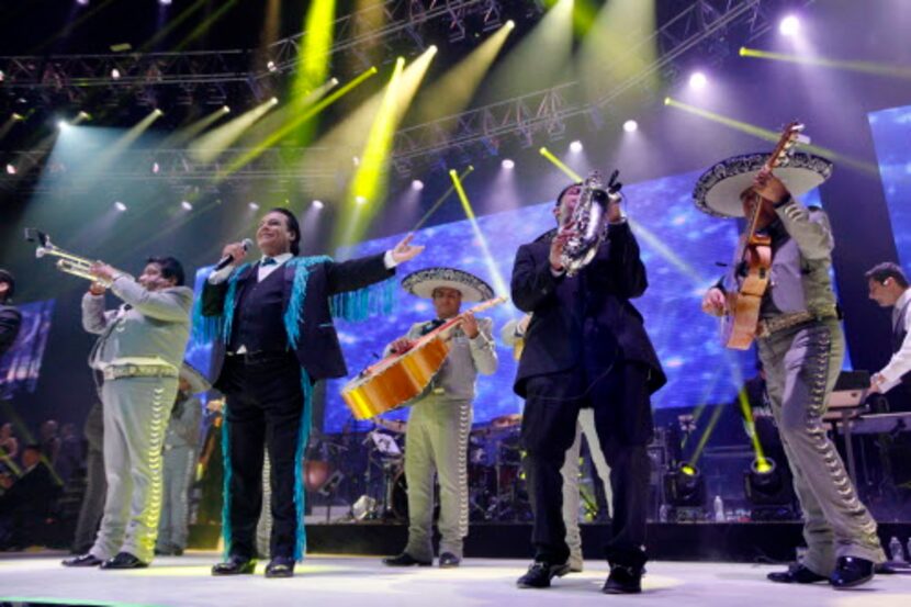 Juan Gabriel en una de sus últimas presentaciones en Dallas. Foto AL DÍA